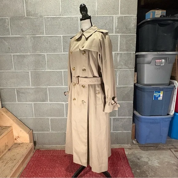 Burberry trench coat. - Picture 6 of 14